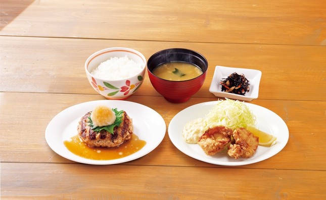 おろしハンバーグと鶏の唐揚げ膳（選べる小鉢つき）