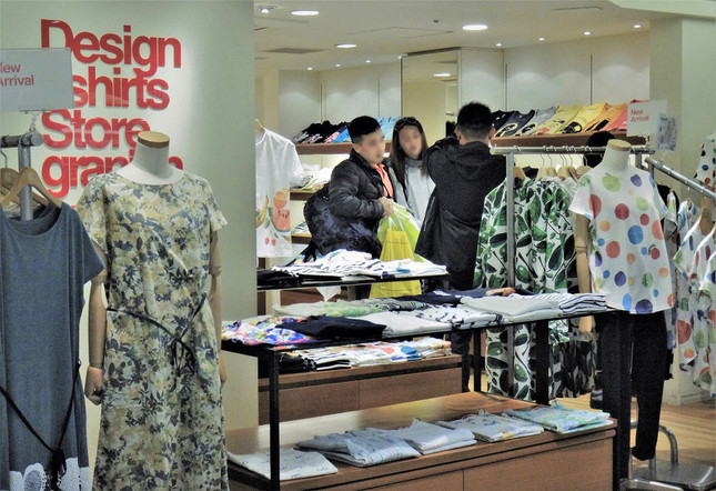 もうすぐTシャツの季節。店頭にはカラフルな新作が並ぶ＝東京都内で、冨永写す