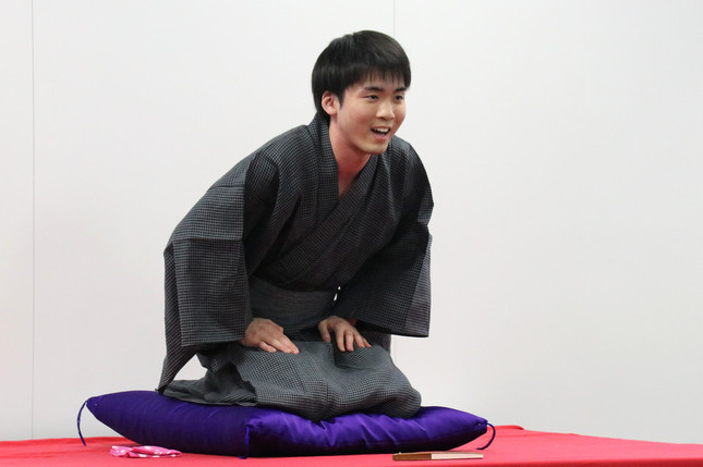 トップバッターの緊張もなんのその。拍手喝さいの出来栄え。「鶴の恩返し」を披露した参加学生の吉田真也さん