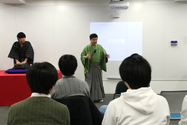 演じた後にすぐ質問する向上心！　「ケチの鰻」を披露した参加学生の木志浩基さんと、質問に答える月亭方正さん