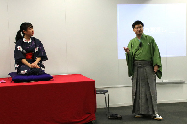 人を引き込む語り口！　「鶴の恩返し」を披露した参加学生の鈴木佳奈さんと月亭方正さん