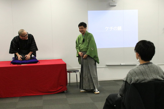 出来栄えにニッコリ！　「ケチの鰻」を披露した参加学生の杉本恭司さんと月亭方正さん