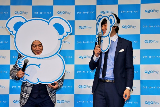 頭に付けたパネルが大きく、立ち位置が見えないと笑う「和牛」