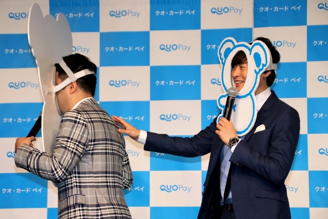 「パネルの装着部分が面白い」と報道陣に横部分を見せる