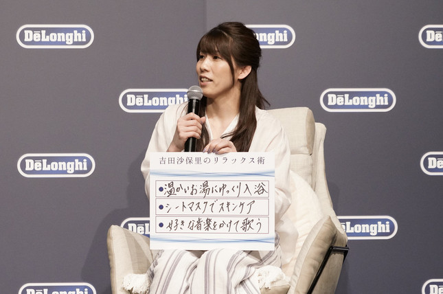 普段から行なっているリラックス方法を紹介する吉田さん