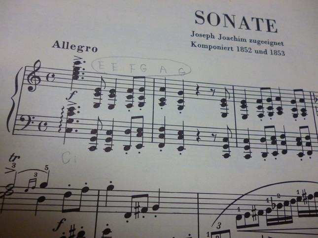 ピアノソナタ　第1番　第1楽章の楽譜。1852年と53年に作曲、と書いてあり中断したことをにおわせている。盟友ヨアヒムに献呈とも書かれている