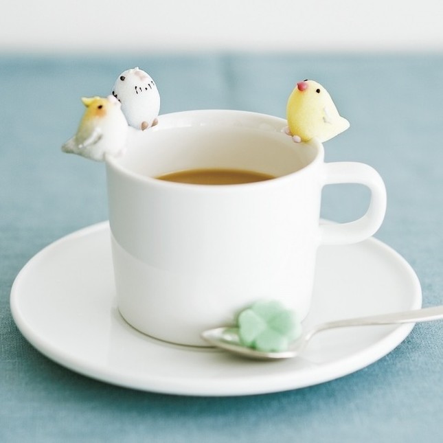カップに集う小鳥シュガーたち