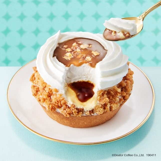 キャラメルソースとナッツをトッピング