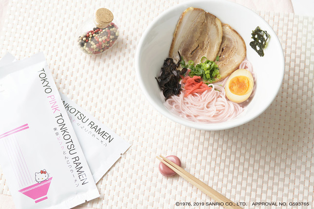 ハローキティらしいピンク色のラーメン