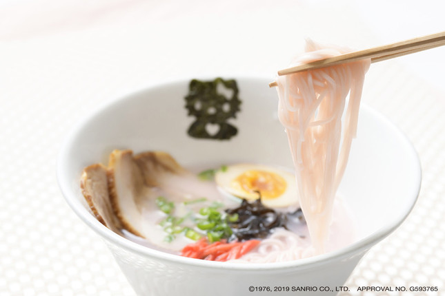 ハローキティらしいピンク色のラーメン