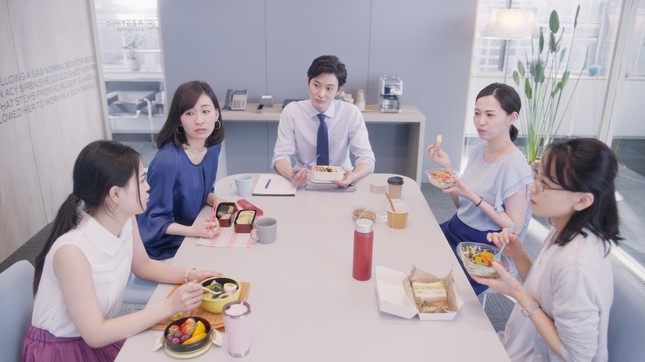 「ニベア エンジェルスキン ボディウォッシュ」ウェブ動画「モノ知り同僚」編