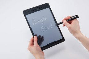 半透明の液晶搭載、使い方がさらに広がる