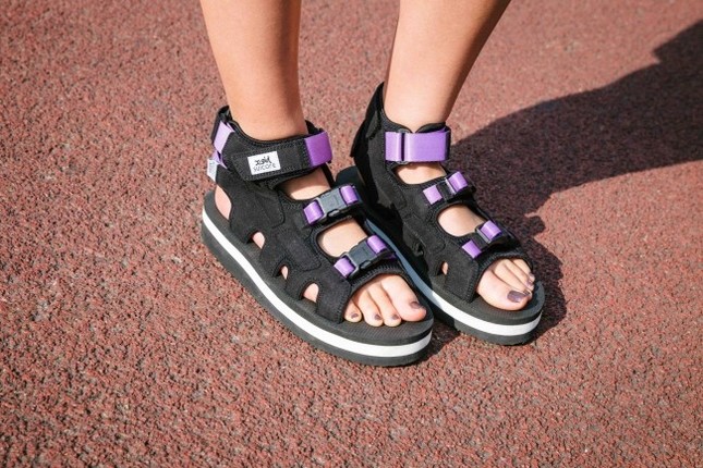 X-girlと日本初シューズブランドがコラボしたユニークなサンダル