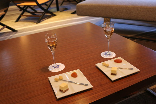 ホテルに到着するとすぐに提供されるウェルカムドリンクとウェルカムスイーツ