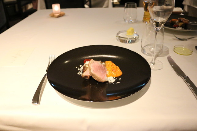 ディナーのメインは香りの良い子牛のロースト。ソースは子牛の焼き汁を使って作ったジュドヴォー。トマトを泡立てたエスプーマソース、レモンオイルのパウダー、唐辛子と一緒に