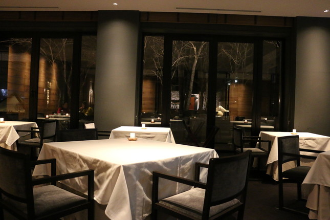 レストランの外は緑いっぱいの中庭