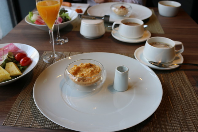 朝食はスクランブルエッグをチョイスした。トリュフソースが付いてくる