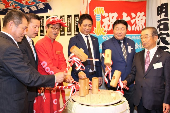 連携協定者らによる鏡開きが行われた