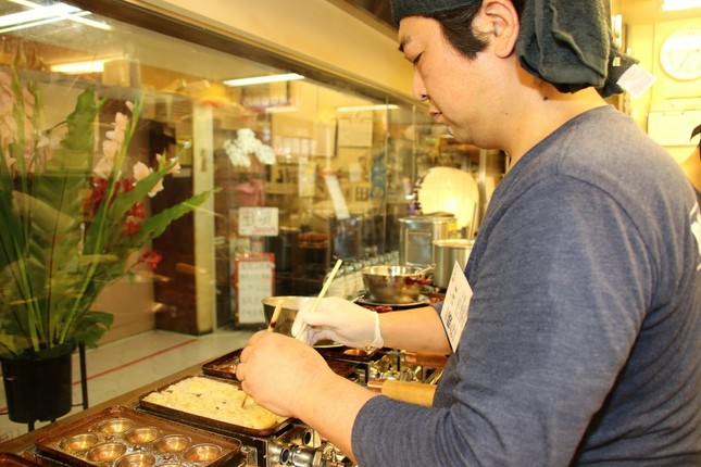 店内で調理中の「玉子焼（明石焼）」