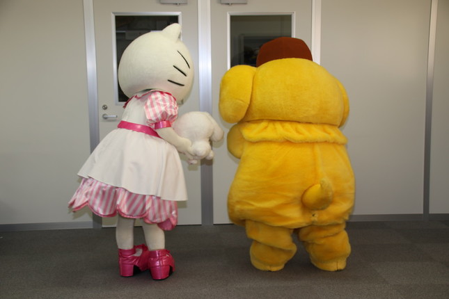 カメラへ向けておしりをフリフリ 