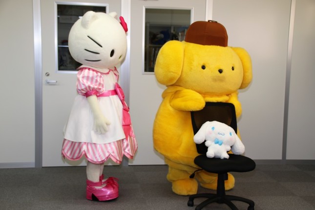 シナモンぬいぐるみを乗せたいすを押してお散歩