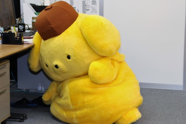 プリンが記者の机の下に手を伸ばし…