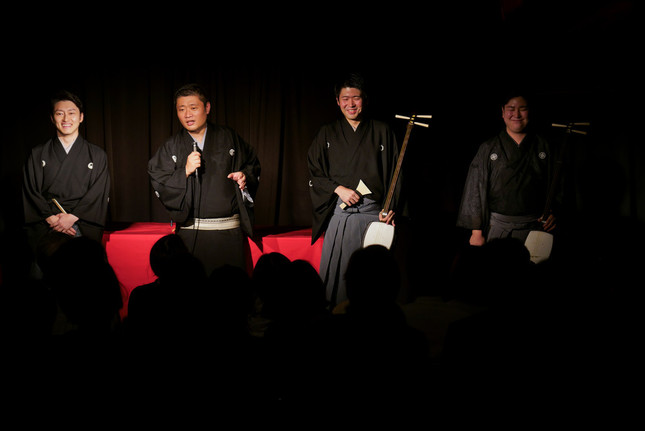 左側から杵屋佐喜さん、立川志の春さん、奏者のみなさん（Ph:二神慎之介）