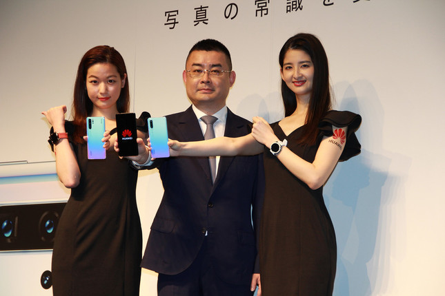 新スマホをアピールする呉波氏（中央）