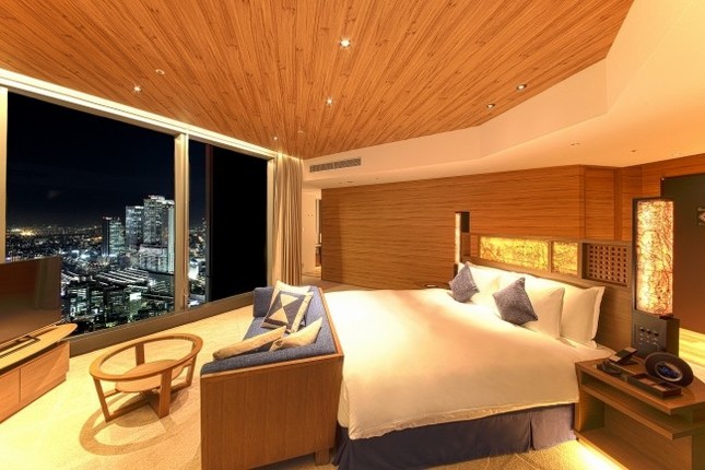 目の前に広がる鉄道路線のプラレールで遊べる