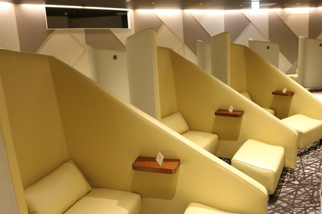 江東メディカルタワーの2Fにある待合室はプライバシーに配慮したくつろぎスペースとなっている