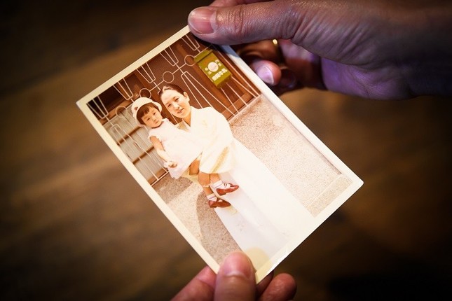 チマ・チョゴリを着たオモニ（母）と幼い頃のヤン ヨンヒさん。「スープとイデオロギー」が完成すれば、家族三部作が完結する
