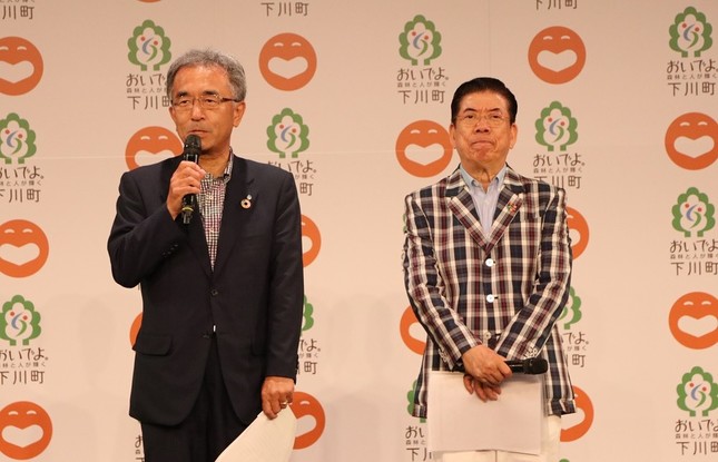 取り組みへの期待を語る下川町の谷一之町長（左）と西川きよしさん