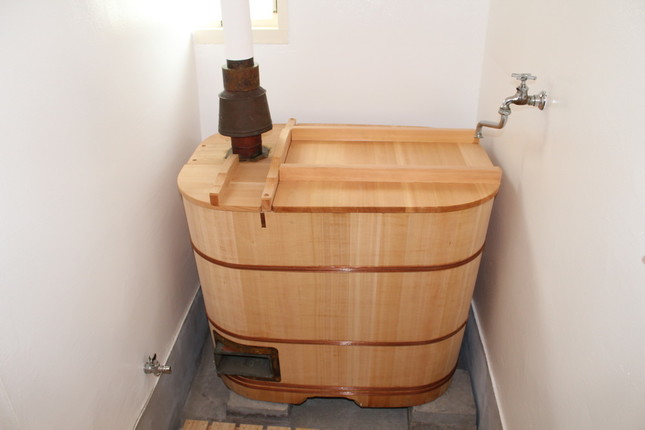 浴槽は内釜式の木製だった