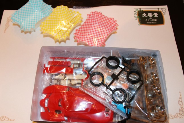ミニ四駆の箱を開けると、たくさんのパーツ袋が