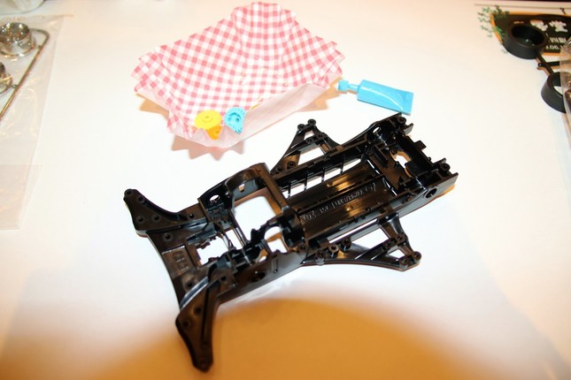 小指の爪ほどの小さなパーツを組み立てていく