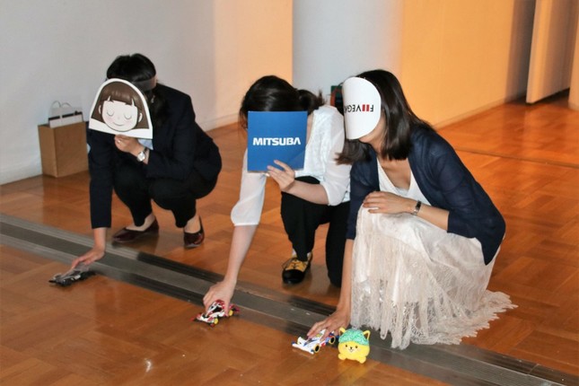 出来立てのミニ四駆を走らせる参加者たち