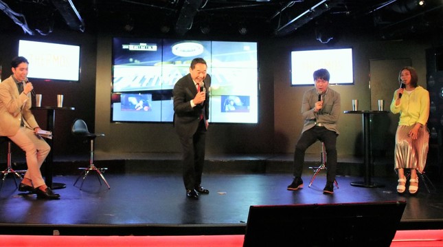 映像に熱中し立ち上がる松木さん