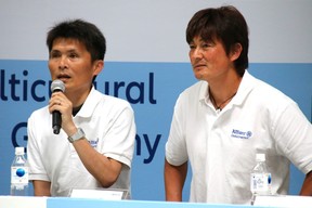 ゲスト審査員をつとめた名良橋晃氏（左）と岩本輝雄氏（右）