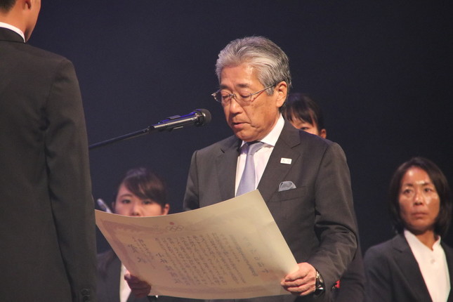 表彰状を読み上げるJOC竹田恒和会長
