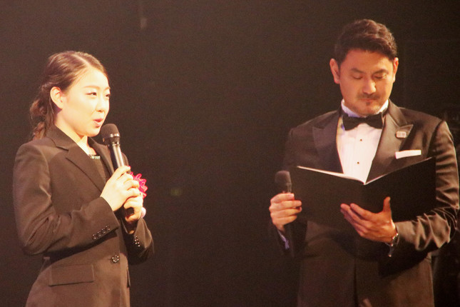 受賞の感想を語る紀平選手（左）と司会を務めた俳優の藤本隆宏さん（右）