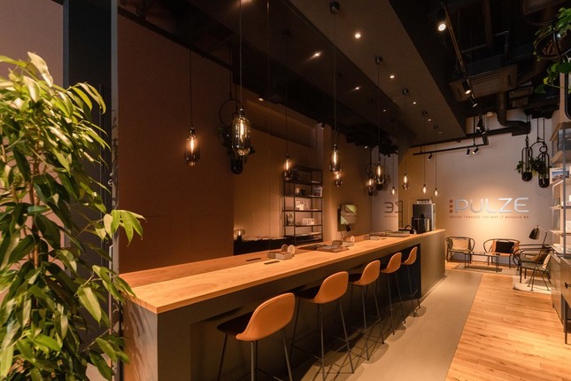 「PULZE 福岡」1階、Kitchen&Cafe Bar（1）