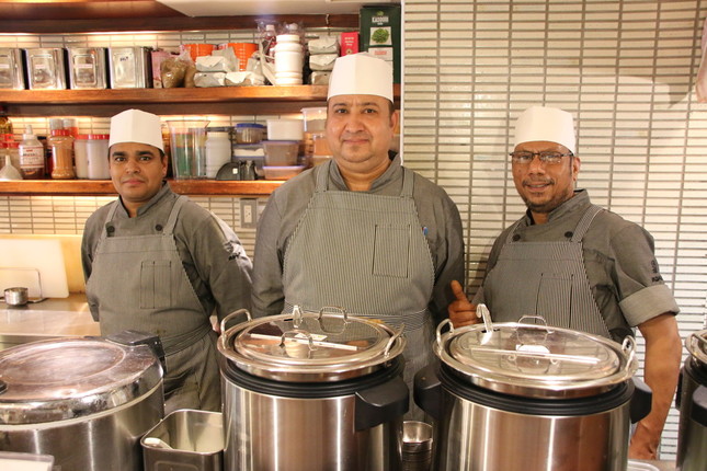 コックのマニさん（左）、マダンさん（中央）、モヘンドラさん（右）