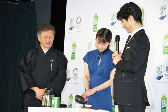 上林春松本店代表の上林秀敏さんの指導の下お茶をいれる吉岡さん