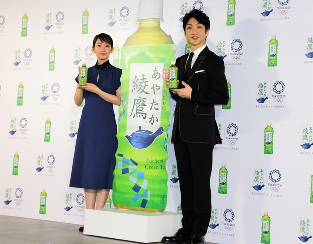 五輪デザインの綾鷹ボトルを手に持って