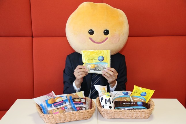 モンテール社の商品とシュークリーム先輩