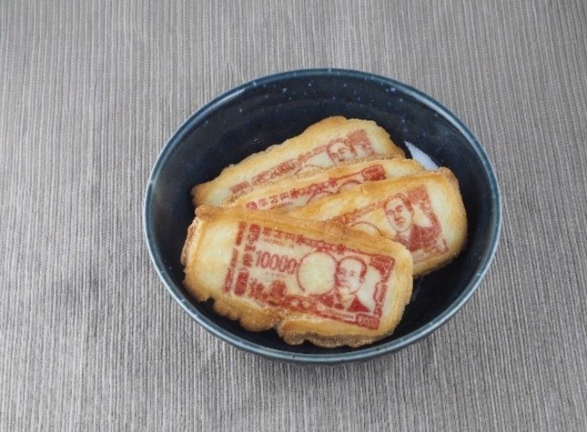 新旧1万円札がデザインされたおかき
