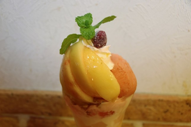 フレッシュ桃のザ・サンデー上部にはカット桃が大胆にトッピング