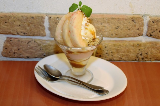 桃のキャラメルミニパルフェ