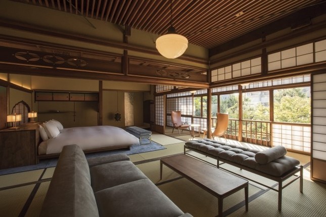 紅に染まる水鏡