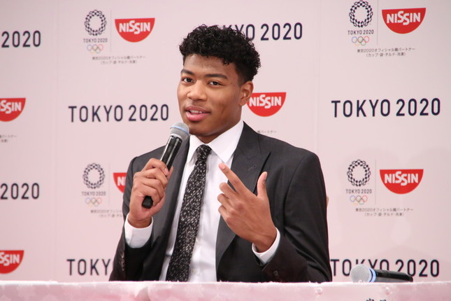 NBA入団決定後初の国内での会見に臨む八村選手